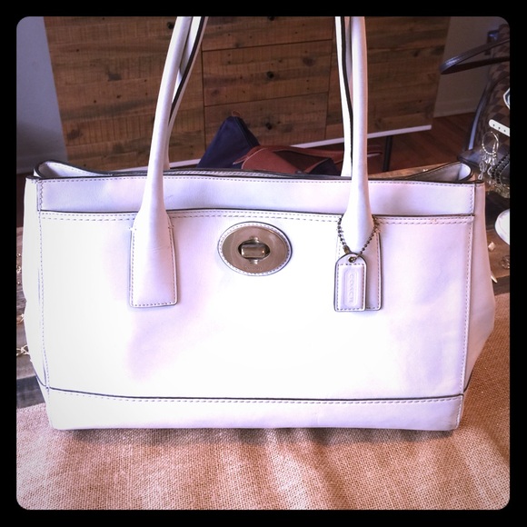 Coach Handbags - Authentic Coach leather purse