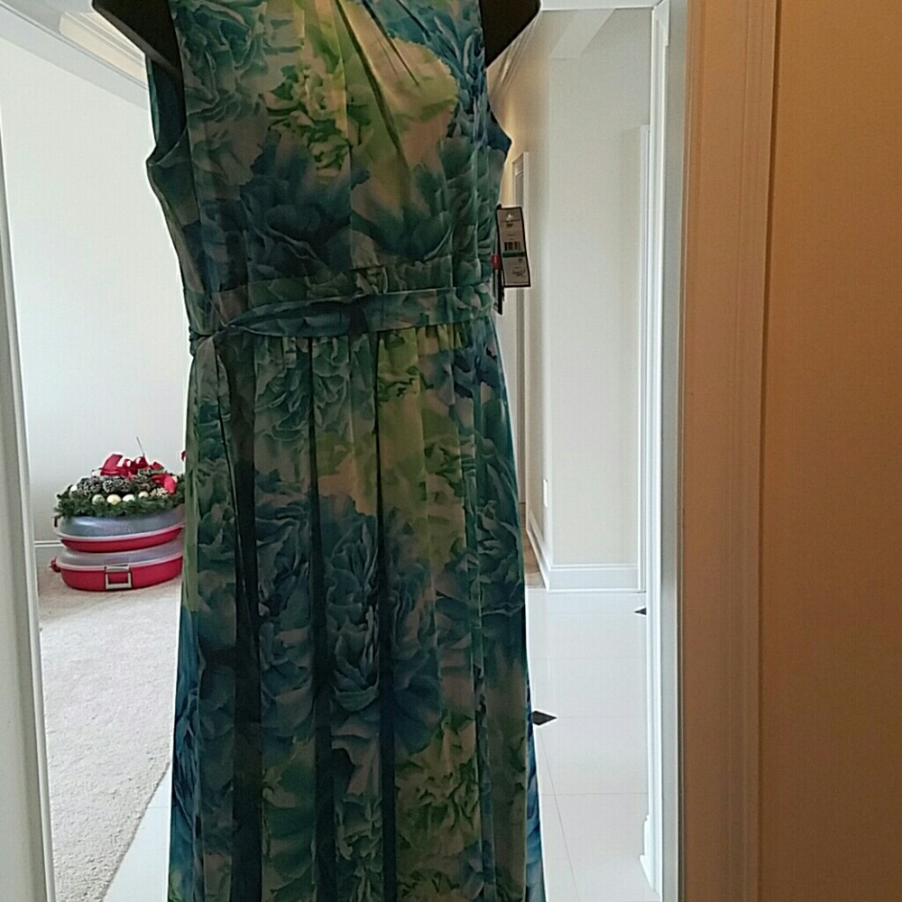 NWT Jessica Howard Maxi Dress.