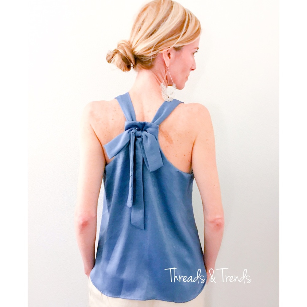 ๐ธ๐Chic' Tie Back Halter Blouse - Picture 2 of 5