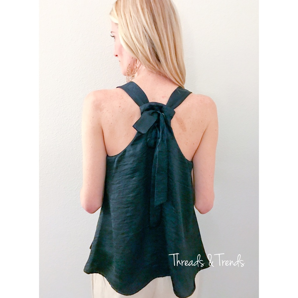 ๐ธ๐Chic' Tie Back Halter Blouse - Picture 4 of 5