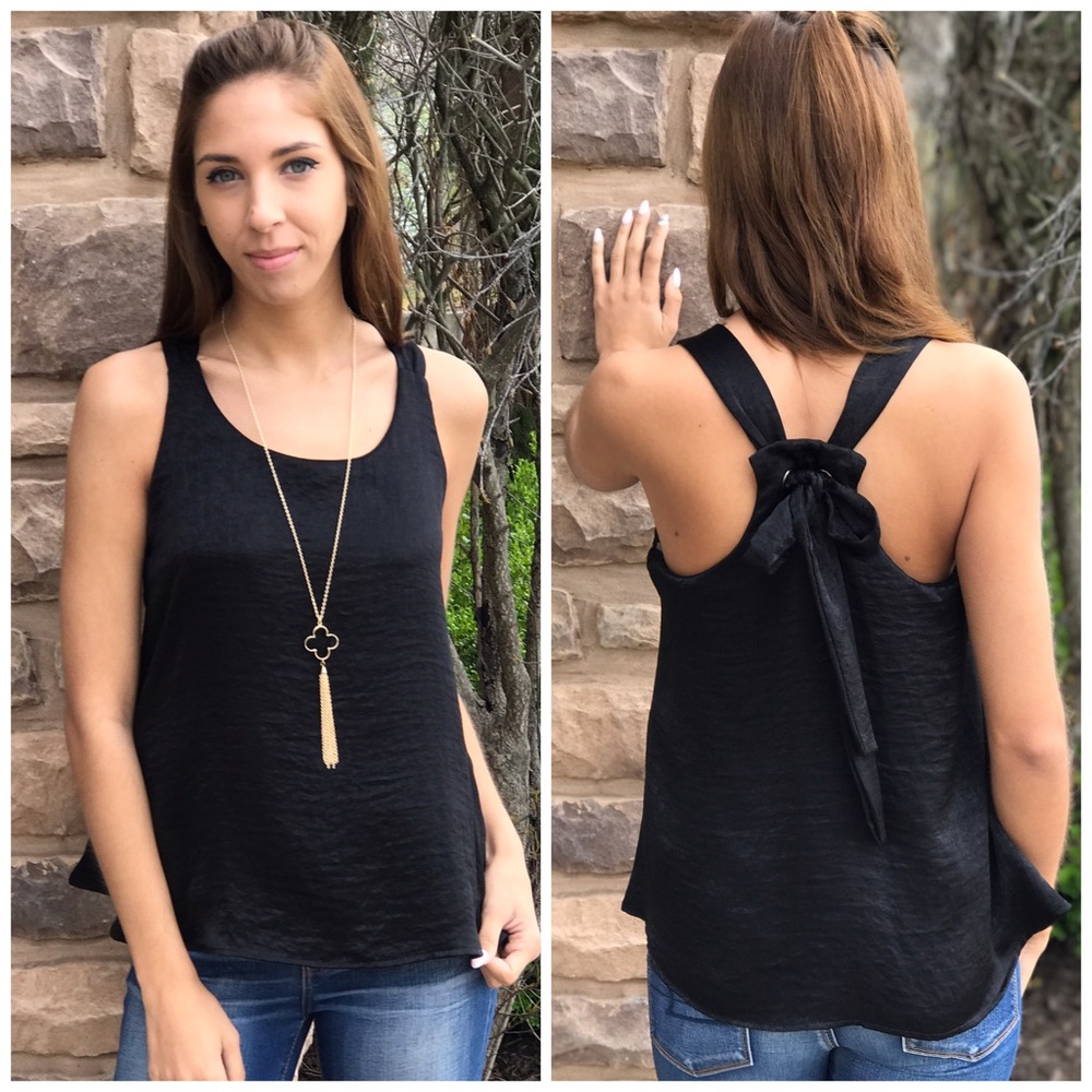 ๐ธ๐Chic' Tie Back Halter Blouse - Picture 3 of 5