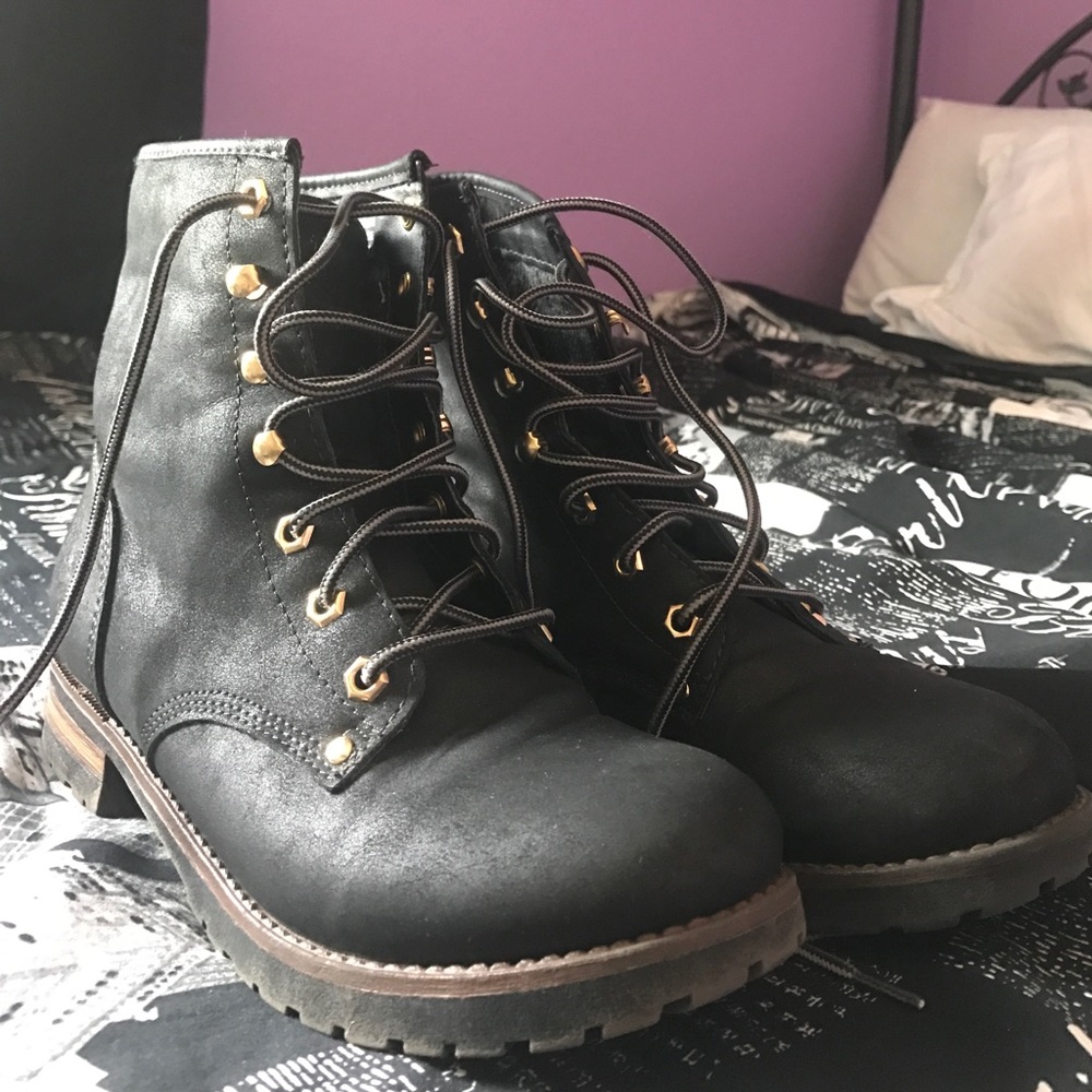 BLACK BOOTIES