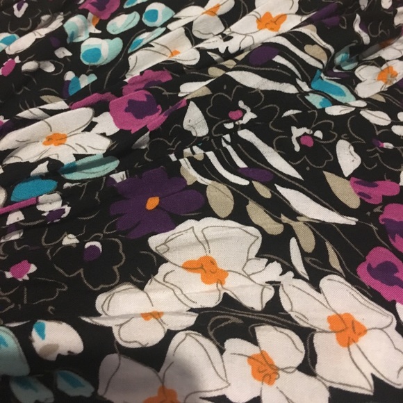 [SOLD] Gorgeous floral romper. - Picture 2 of 2