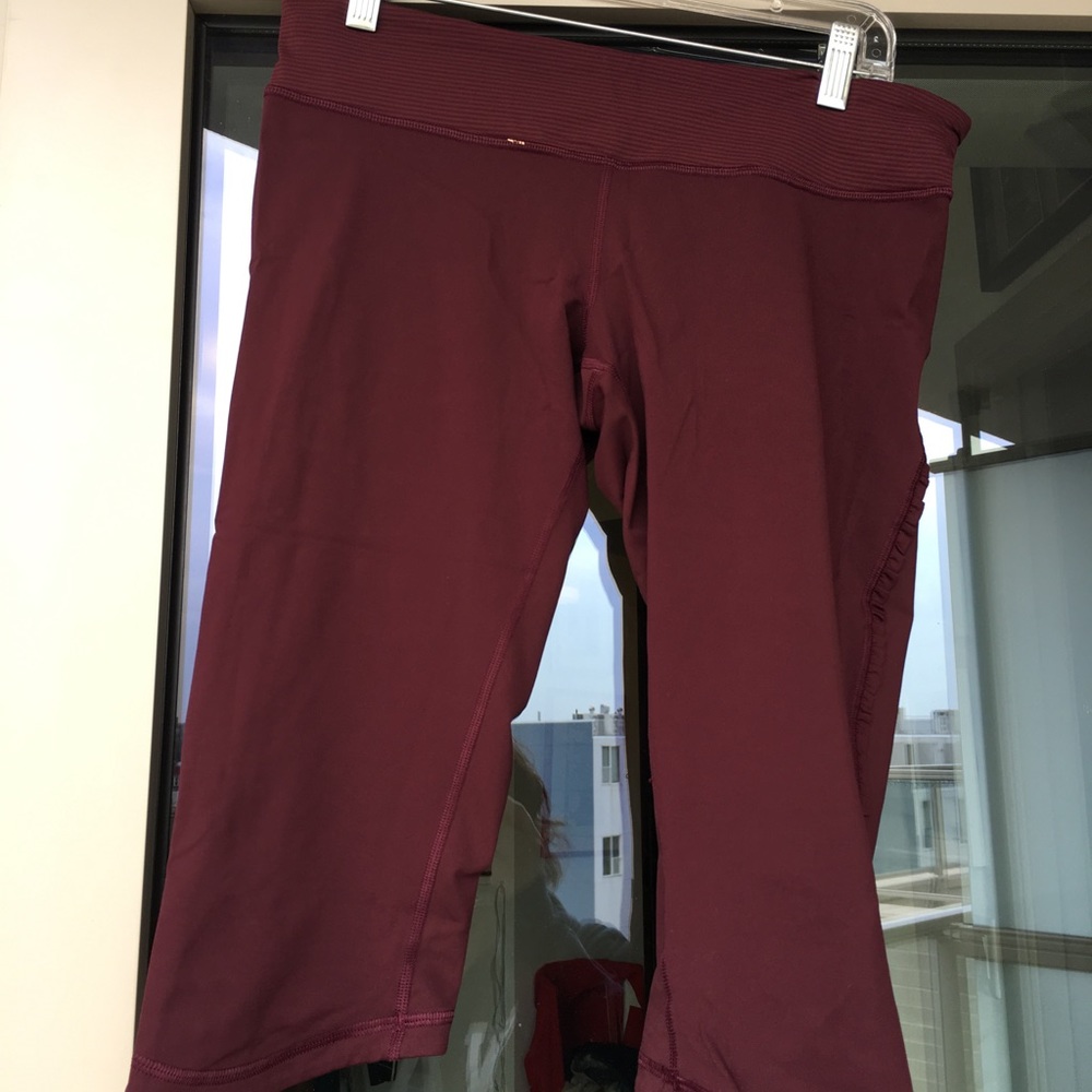 Lululemon burgundy cropped tights