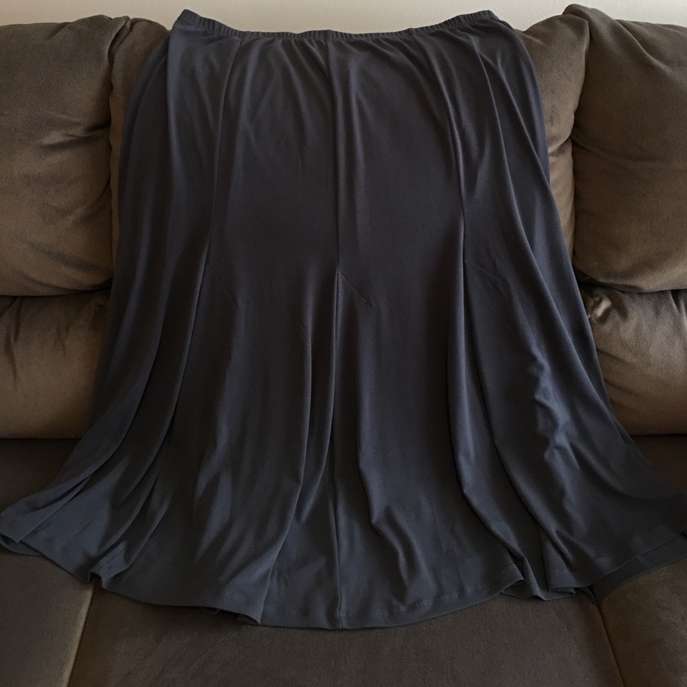 Flair skirt with wide pleats at bottom