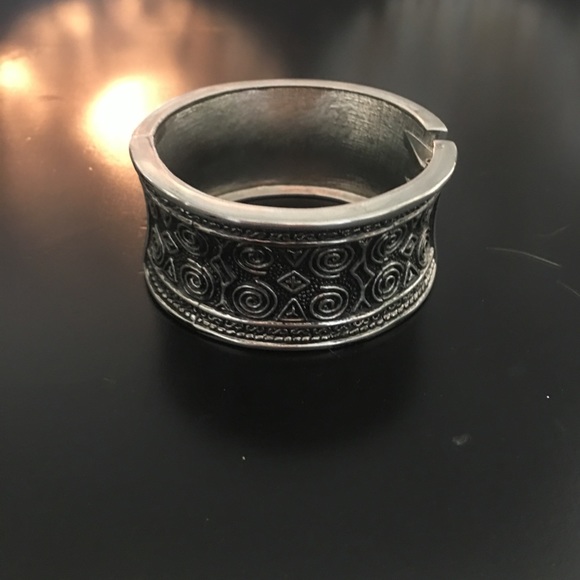 Jewelry - Cute bangle