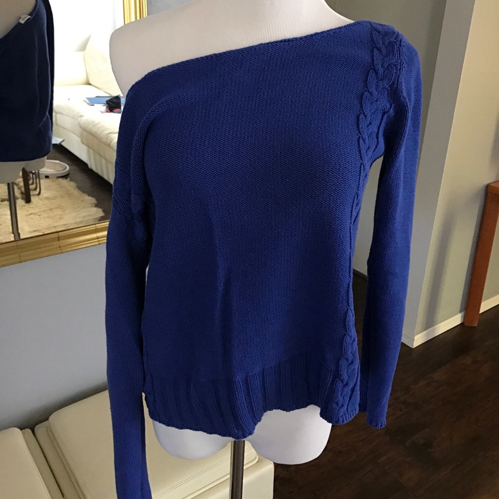 Off the shoulder sweater😊