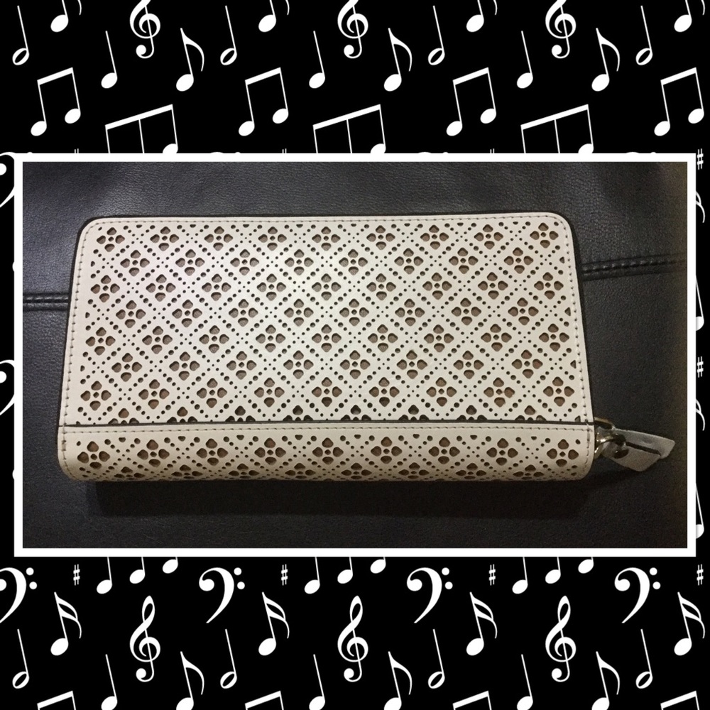 💲✂️ BCBG Off White leather long wallet clutch