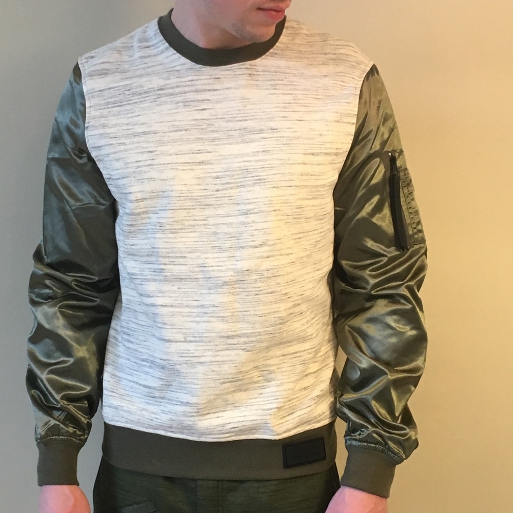 Sweatshirt with nylon sleeves with zipper detail