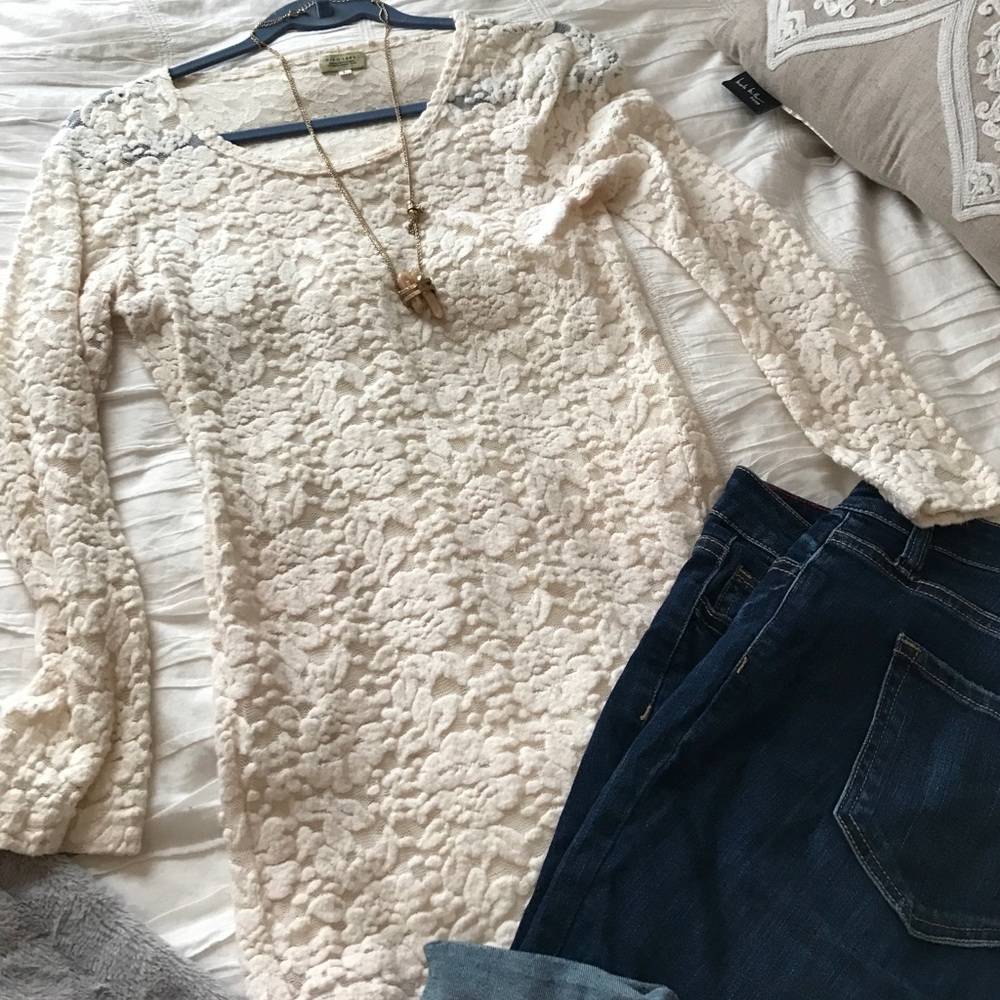 Super cute Cream lacy top!