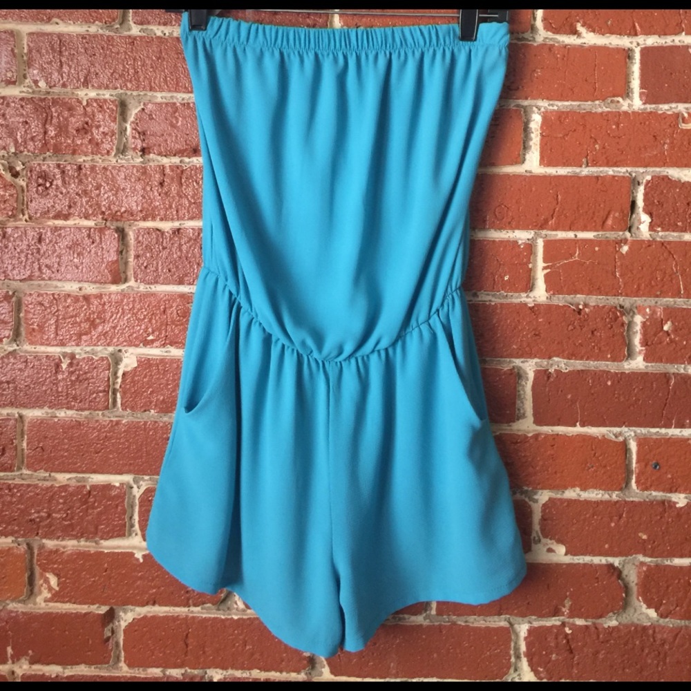 Blue strapless romper with pockets
