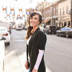 Meet your Posher, Mona