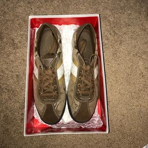 🌟Coach brown/tan shoes.  Size 9.5