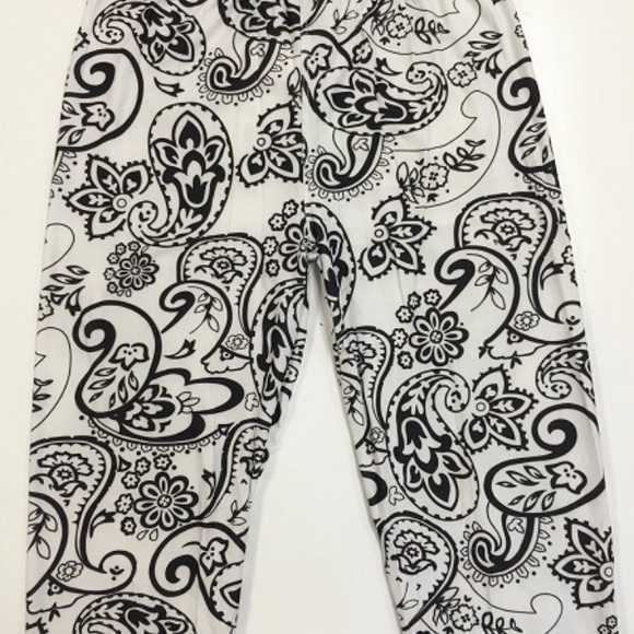 White and black paisley print - Picture 2 of 2
