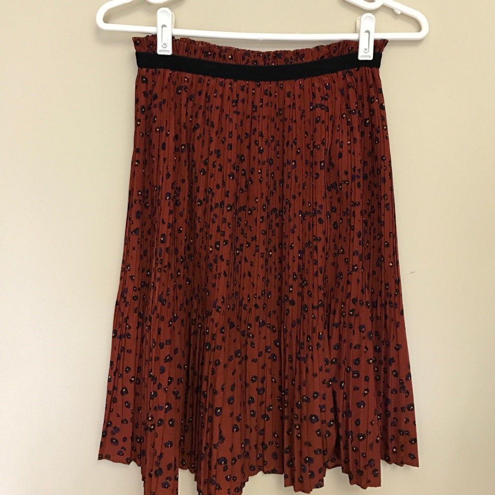 Pleated leopard print skirt