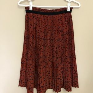 Pleated leopard print skirt