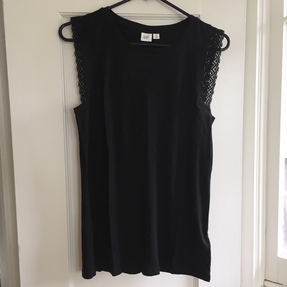 Brand new lacy Gap tank
