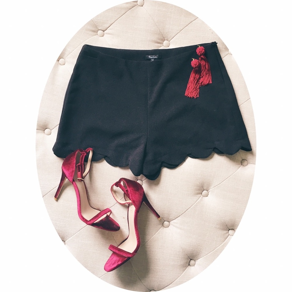 Scallop Edge Shorts 🖤