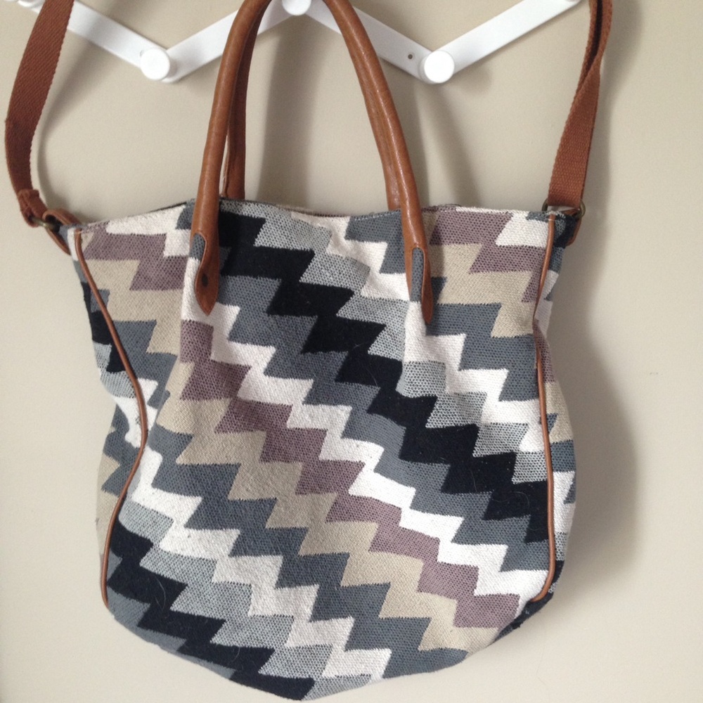 AE cotton zigzag print bag.