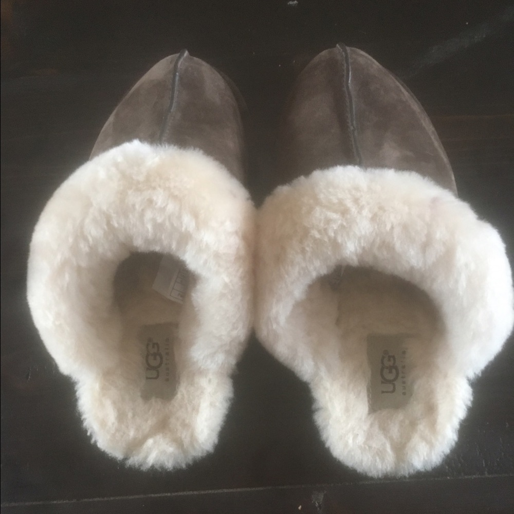 Size 6 women's slip on Ugg's