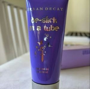Urban Decay De-Slick in a tube Mattifying Gel.