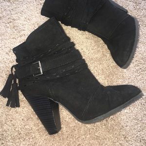 Fringe ankle heeled booties!!