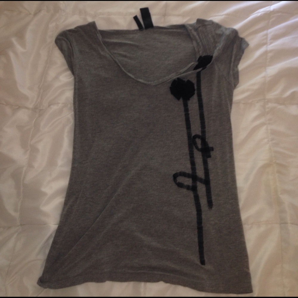 Gray shirt with 2 long flowers
