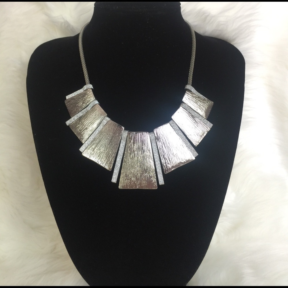 NEW! Metal-like Sparkly Necklace