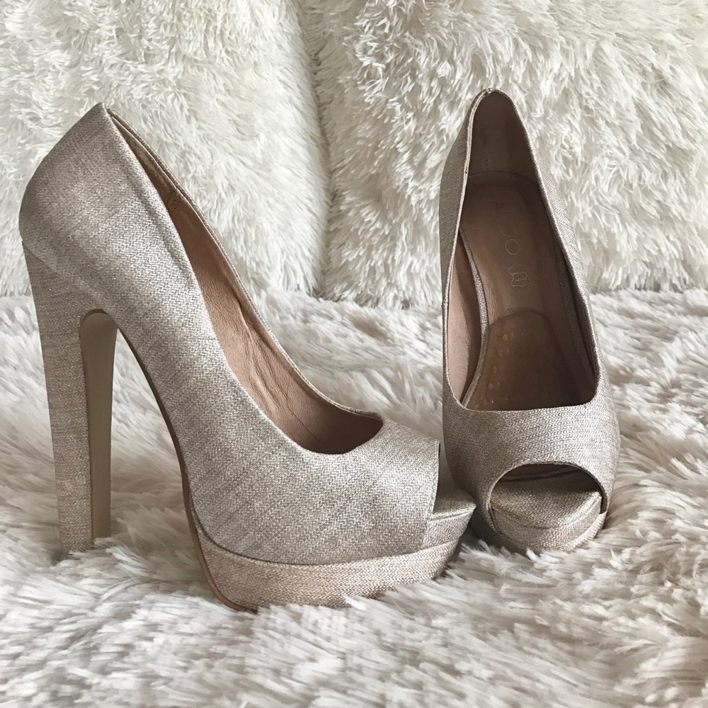 Peep toe pumps