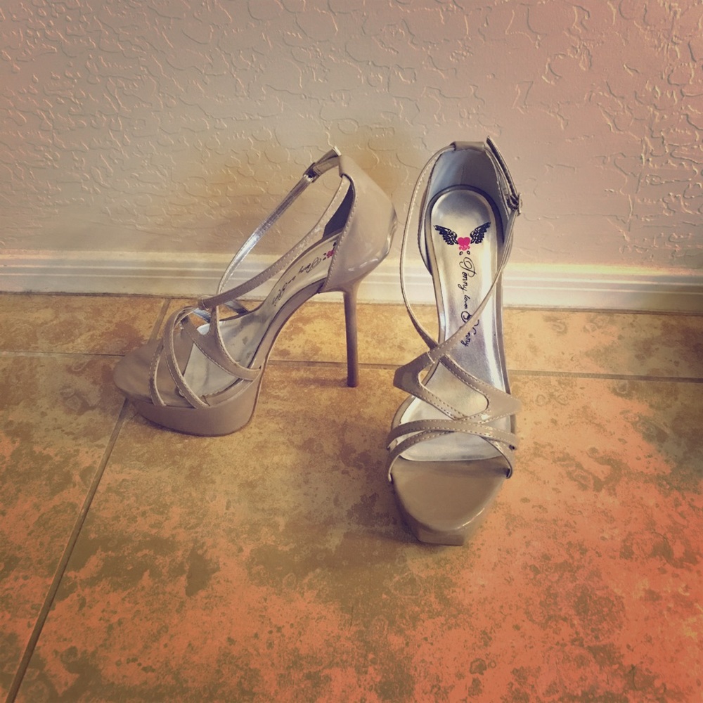 Selling tonny love konny heels size 9