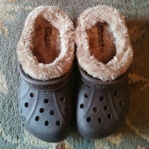 Crocs dark brown with beige fur lining