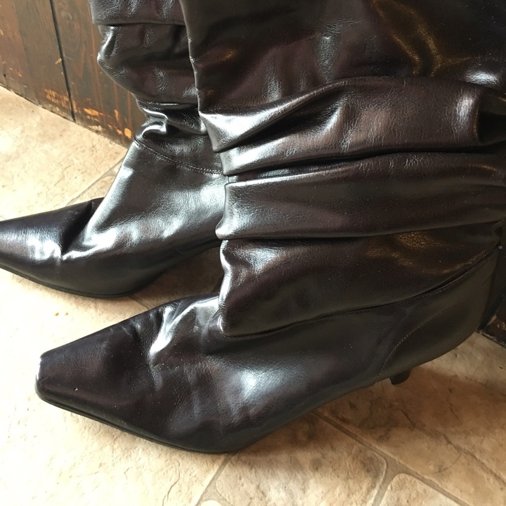 Sz 10 Black boots with heels.