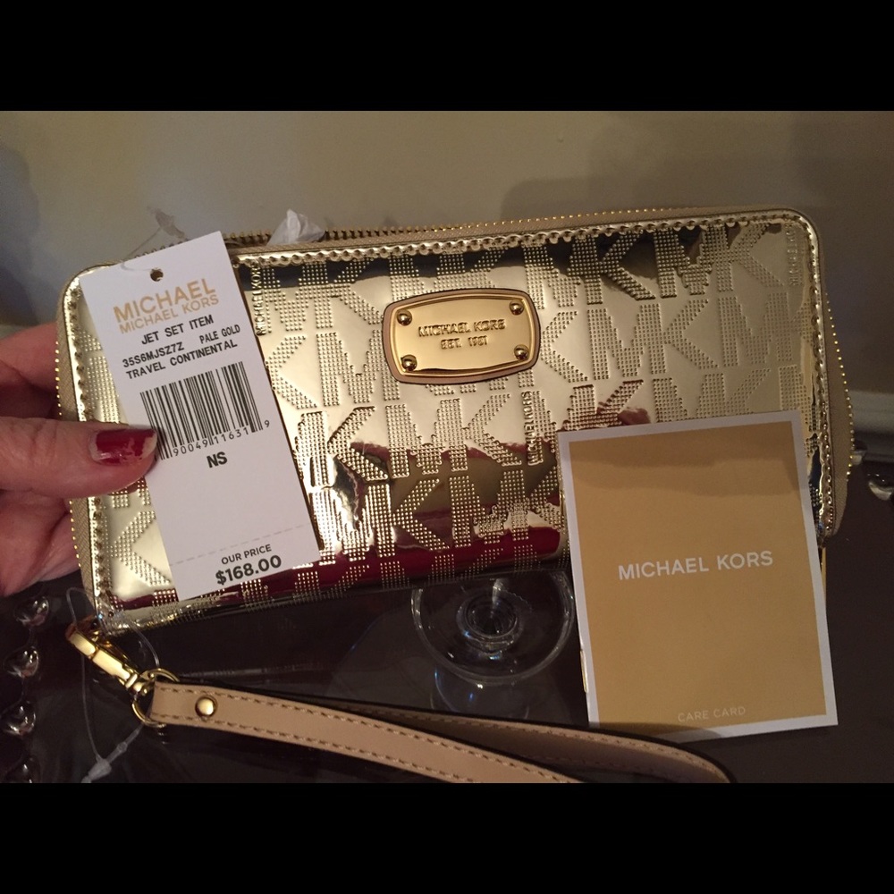 ❗️SOLD OUT❗️Michael Kors L Gold Jet Set Wristlet.