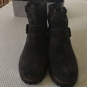 MUST HAVE trendy suede buckle boots