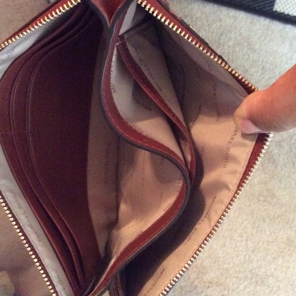 MICHAEL KORS LEATHER WRISTLET - Picture 5 of 5