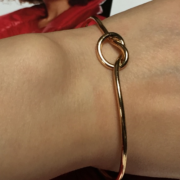🆕 Simple Knot 18k Gold Plated Bangle Bracelet - Picture 2 of 3