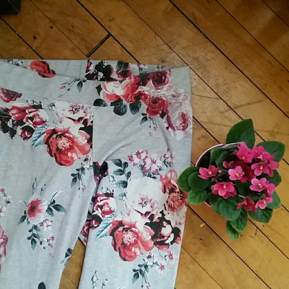 American eagle grey floral leggings
