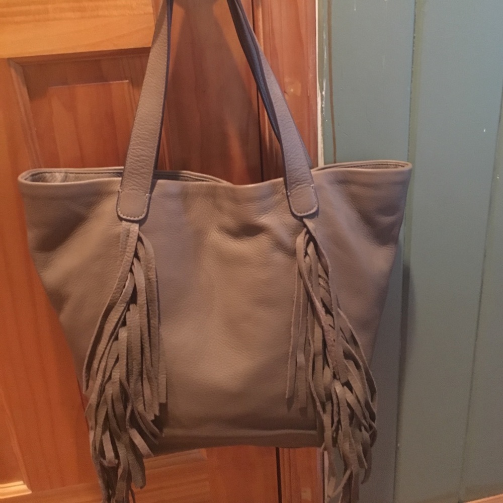❤️Vince Camuto leather tote with fringes❤️