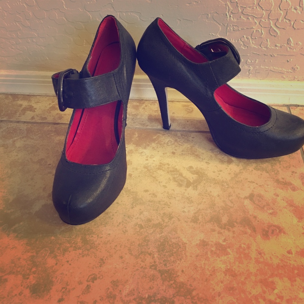 Selling Black Heels only worn once