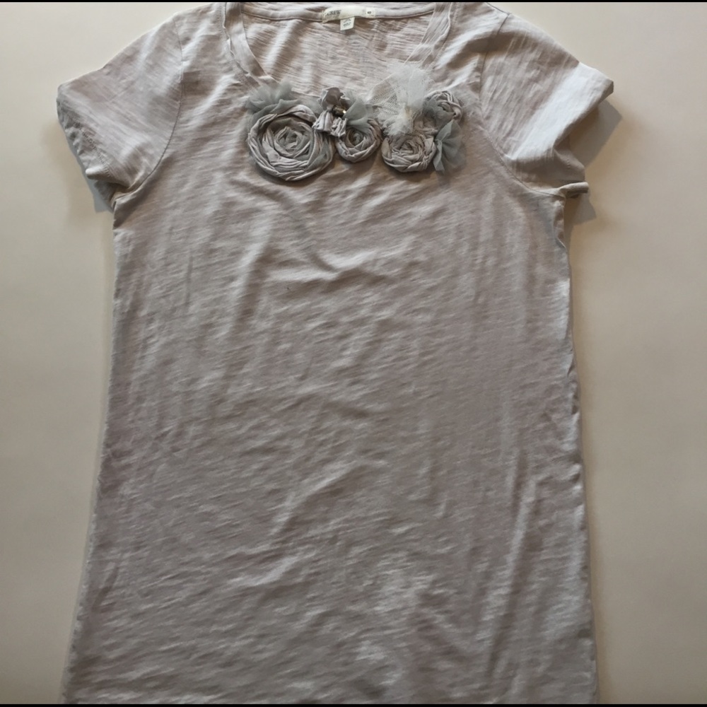 Women's tee with tulle and tee rosettes-