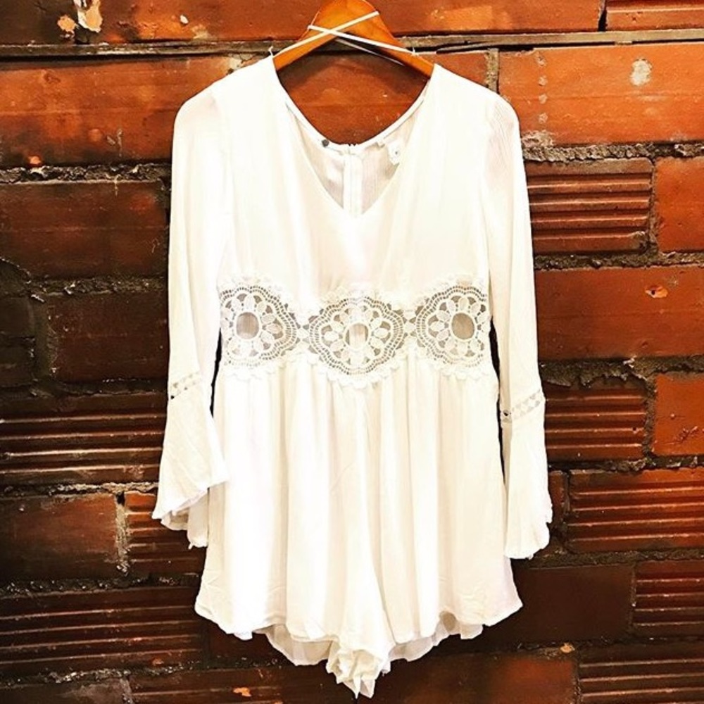 Flower cutout romper 🌸