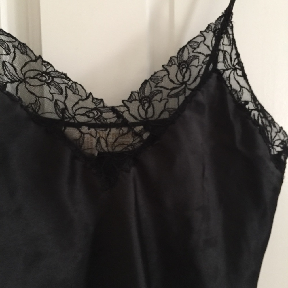 🦄Victoria's secret black silky camisole