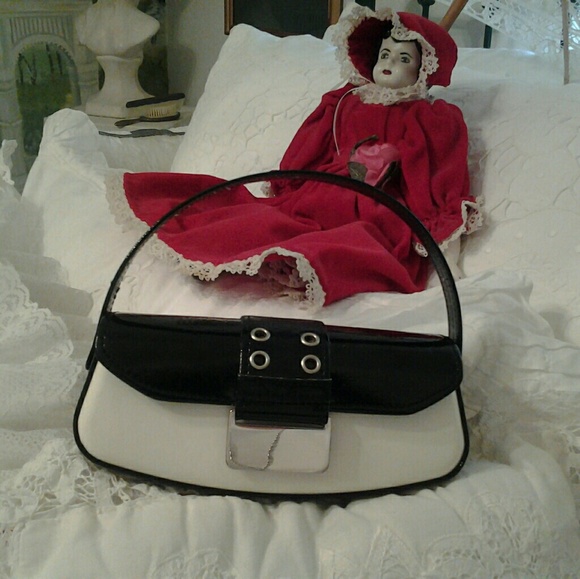 Other - GIRLS MINI BLACK & WHITE PURSE/BAG MAGT. CLOSIER