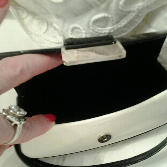 GIRLS MINI BLACK & WHITE PURSE/BAG MAGT. CLOSIER - Picture 4 of 8