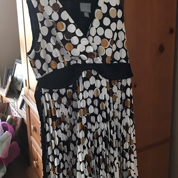 Sleeveless dress with sash & small pleats on skirt - Picture 1 of 1