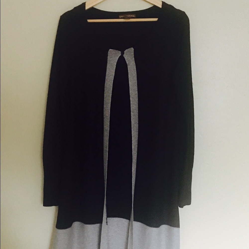 Black color block long sweater!