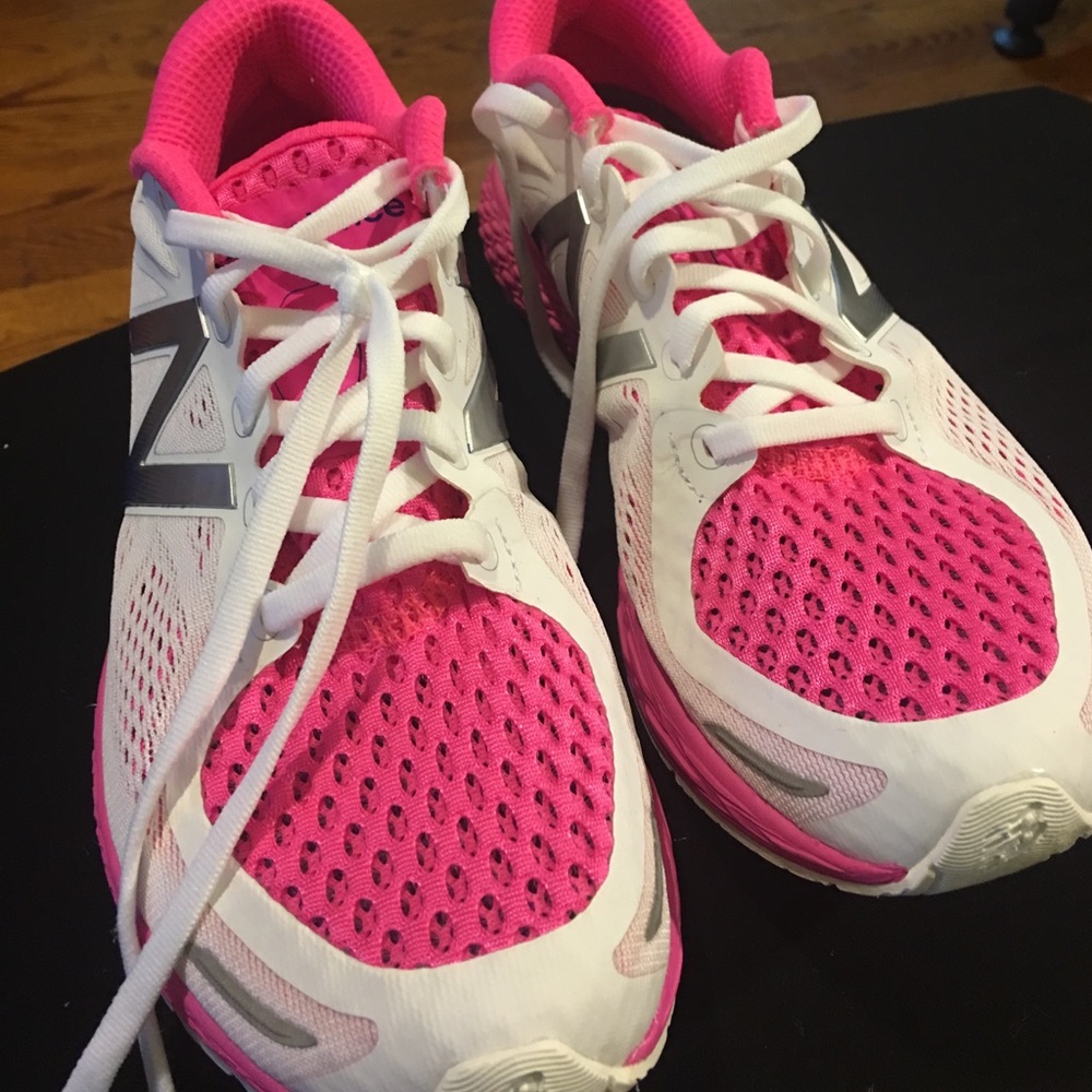 New Balance snickers, excellent ride fresh foam.