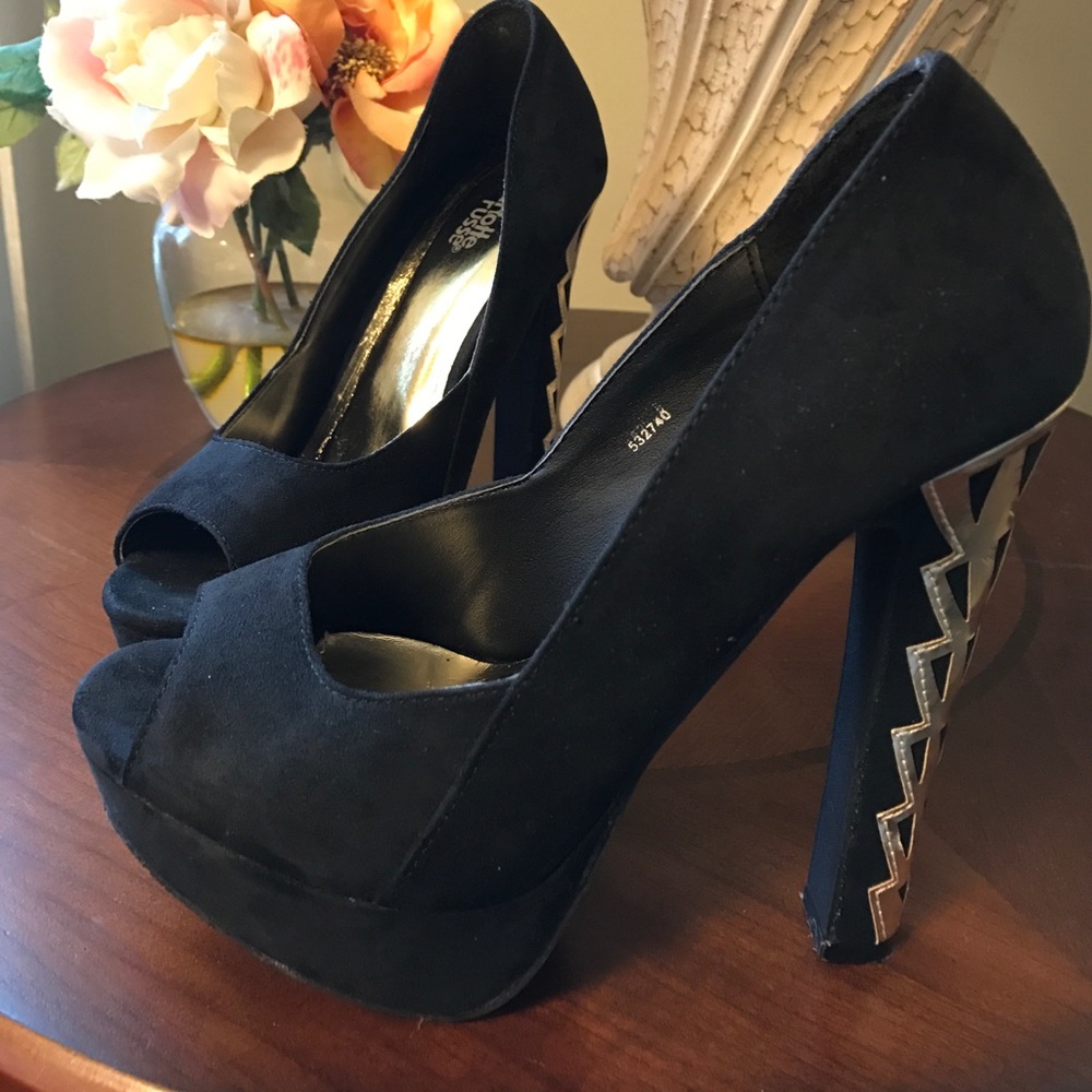 Super cute gold accented heels 👠