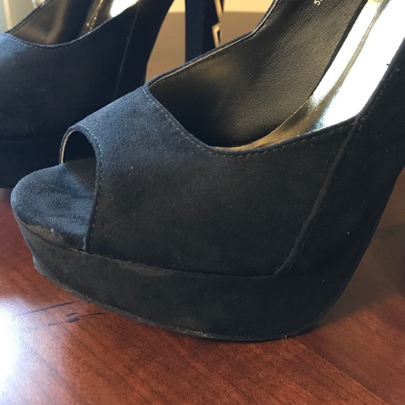 Super cute gold accented heels 👠 - Picture 2 of 3