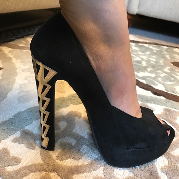 Super cute gold accented heels 👠 - Picture 3 of 3